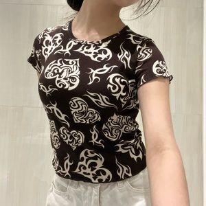 Brown and white graphic hearts tee 🤎